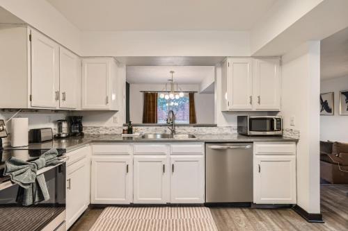 Η κουζίνα ή μικρή κουζίνα στο Modern Home In West Denver 15 Min Close To Downtown