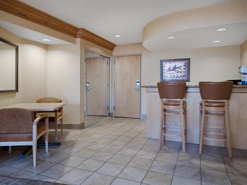 a room with a bar with chairs and a table at Holiday Inn Resort The Squire at Grand Canyon by IHG in Tusayan
