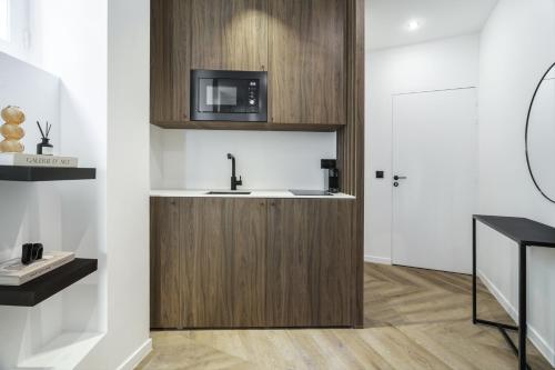 La salle de bains est pourvue d'un lavabo et d'un four micro-ondes. dans l'établissement Appartement Design Parisien - Palais Maillot, à Paris