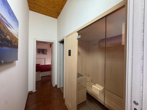 a hallway with a walk in shower in a room at Riva Lago Residence in Lorica