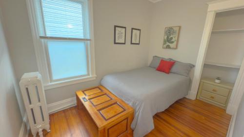 アルバニーにあるThe Rustic Home Albany NY - 3 Bedroom Private Second Floor Apartmentのベッドと窓のある小さな寝室