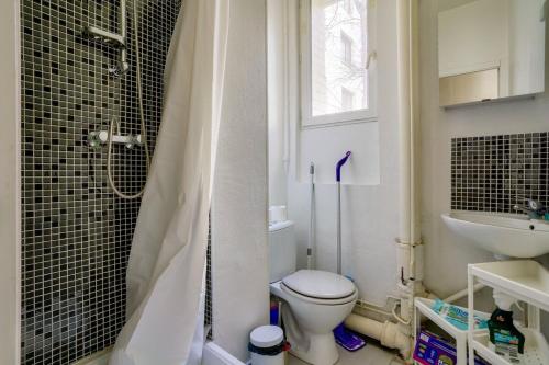 une salle de bain avec toilettes, lavabo et douche dans l'établissement Cosy studio near The Eiffel Tower, à Paris