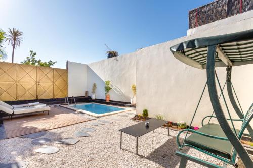 a backyard with a swimming pool and a house at Villa privée avec piscine Sans vis-à-vis, calme absolu in Marrakech