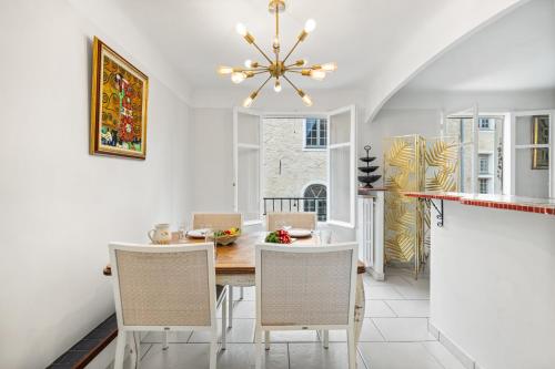une salle à manger avec une table et des chaises dans l'établissement Rosalba - Vieux Nice, à Nice