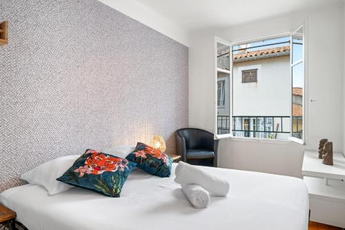 - une chambre avec un lit avec deux oreillers et une fenêtre dans l'établissement Rosalba - Vieux Nice, à Nice