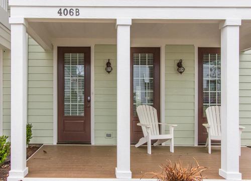 una veranda con due sedie su una casa di 406B The North End House a Virginia Beach