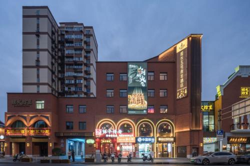 上海市にあるCaptain 5 Youth Hotel-Shanghai Laoshan Road Branchの多くのショップや建物が並ぶ大きなレンガ造りの建物