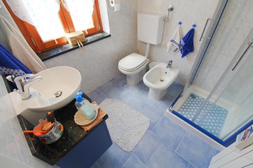 a bathroom with a toilet and a sink and a shower at La casa del pittore con climatizzatore Pieve di Teco centro in Pieve di Teco