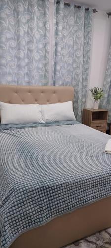 Ένα ή περισσότερα κρεβάτια σε δωμάτιο στο B Mary's Staycation in Tanza CAVITE Condo Type with balcony 2 person