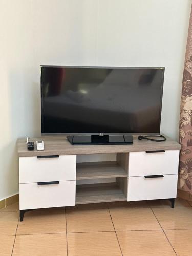 TV a/nebo společenská místnost v ubytování Tirana Residence