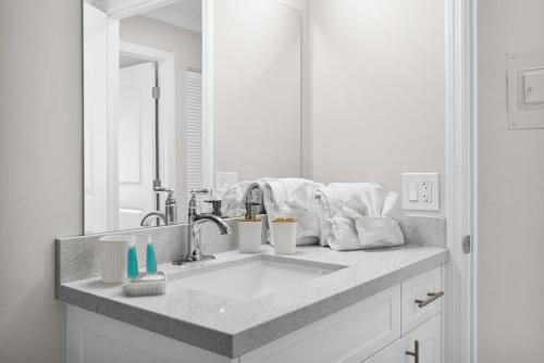 Fotografie z fotogalerie ubytování Cozy Boca Raton Getaway Pool BBQ & Serene Lake v destinaci Boca Raton