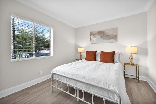 Postel nebo postele na pokoji v ubytování Cozy Boca Raton Getaway Pool BBQ & Serene Lake