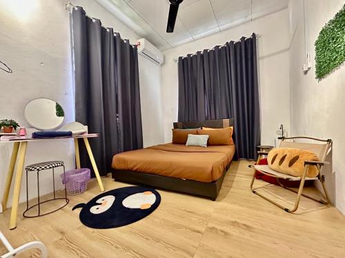 ブキッ・ムルタジャムにあるHome95#4pax#BukitMertajamのベッドと椅子のある寝室