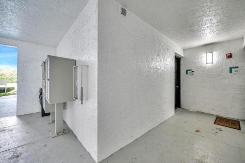 una habitación vacía con una pared blanca en Relaxation & Luxury Pool GYM Parking WIFI, en Deerfield Beach