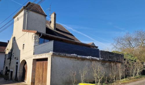 un vieux bâtiment avec un toit dans une rue dans l'établissement Maison du chateau vert, à Vriange