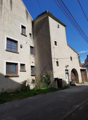 un grand bâtiment blanc avec une grande tour dans l'établissement Maison du chateau vert, à Vriange