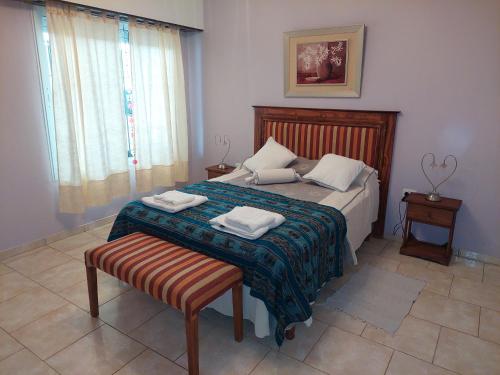 a bedroom with a bed with two towels on it at Casa de Cande in Tandil