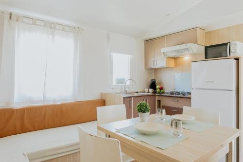 Dapur atau dapur kecil di Camping La Sirena