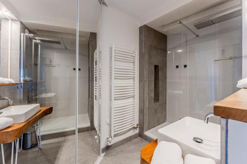 une salle de bain avec une douche, un lavabo et une baignoire dans l'établissement Appartement vue bassin, à Arcachon