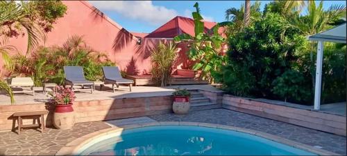 Villa SAJ, 150m from St Jean beachの敷地内または近くにあるプール