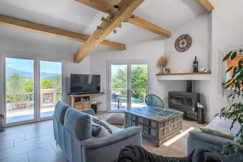 un salon avec un canapé et une table dans l'établissement Beautiful villa 5 min from Valbonne with garden pool and jacuzzi, à Villeneuve-Loubet