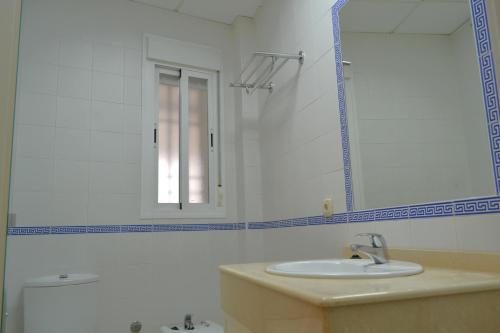 ein Badezimmer mit Waschbecken, Spiegel und Toilette in der Unterkunft Sunshine Corredera in Córdoba