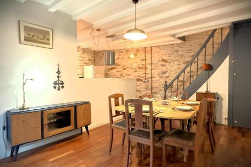 une cuisine et une salle à manger avec une table et des chaises dans l'établissement L'Octroi-Maison au calme avec jardin, à Nantes