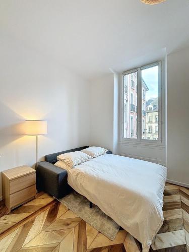 une chambre avec un lit et une grande fenêtre dans l'établissement Gordes Centre-Historique téléphérique, à Grenoble