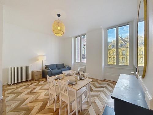 un salon avec une table, des chaises et un canapé dans l'établissement Gordes Centre-Historique téléphérique, à Grenoble