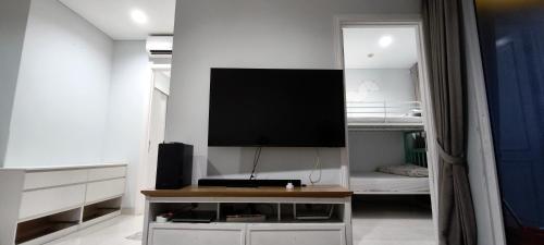 Μια τηλεόραση ή/και κέντρο ψυχαγωγίας στο Grand & Spacious - 2BR & 3BR Family Retreat!