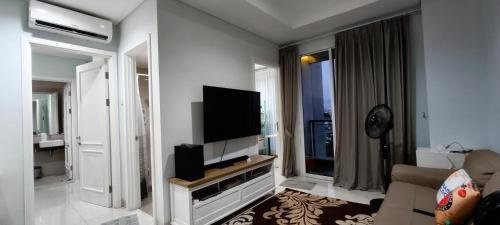 Μια τηλεόραση ή/και κέντρο ψυχαγωγίας στο Grand & Spacious - 2BR & 3BR Family Retreat!
