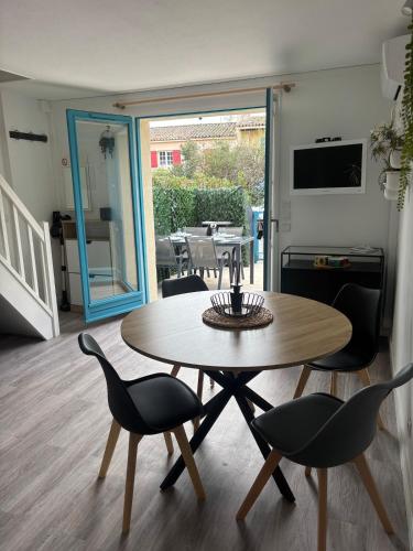 d'un salon avec une table et des chaises ainsi que d'une terrasse. dans l'établissement Mazet 33, au Plan-de-la-Tour