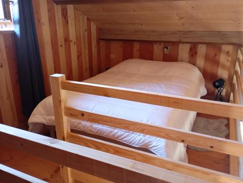 - 2 lits superposés dans une cabane en bois dans l'établissement Le poulailler, à Plancher-Bas