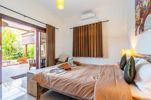 Ένα ή περισσότερα κρεβάτια σε δωμάτιο στο Just a 3 min stroll to the Seminyak beach