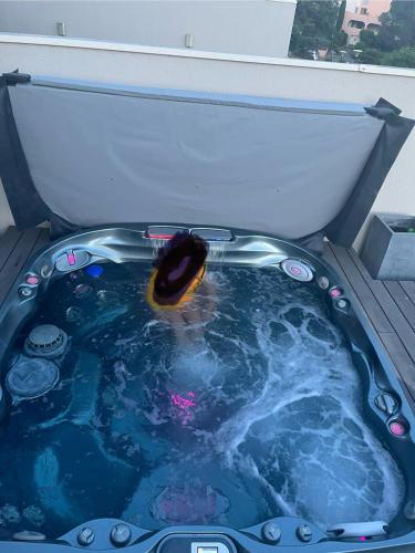 a jacuzzi tub with at Très beau duplex avec Jacuzzi privatif in Mandelieu-la-Napoule
