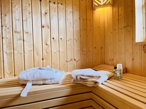 una sauna con 2 toallas y una botella de jabón en Ferienhaus Inselliebe 02 Feriendorf Klein Stresow Rügen by ruyastay, en Putbus