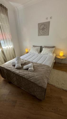 2 ampi letti in una camera da letto con due lampade di Chalé do Tejo a Moita