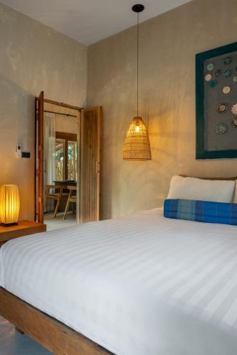 Ένα ή περισσότερα κρεβάτια σε δωμάτιο στο Charming 1-BD Island Retreat Surrounded by Tropical Nature and Serene Garden Views