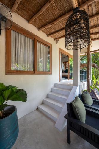 Χώρος καθιστικού στο Charming 1-BD Island Retreat Surrounded by Tropical Nature and Serene Garden Views