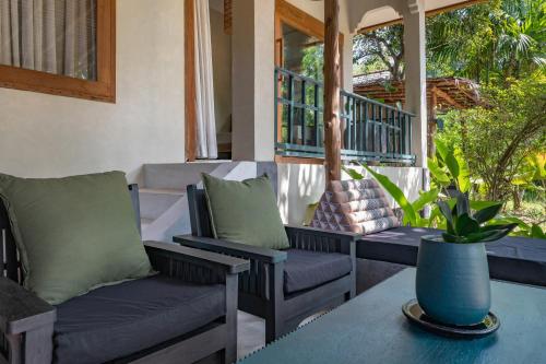 Χώρος καθιστικού στο Charming 1-BD Island Retreat Surrounded by Tropical Nature and Serene Garden Views