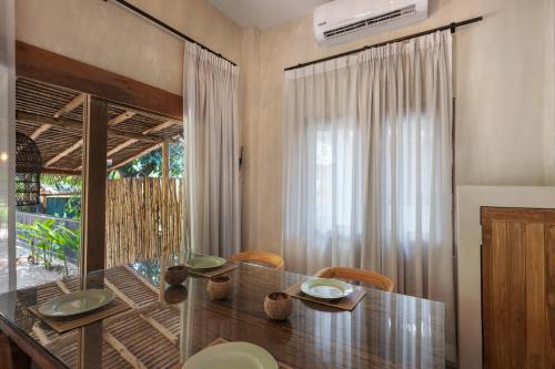 Φωτογραφία από το άλμπουμ του Charming 1-BD Island Retreat Surrounded by Tropical Nature and Serene Garden Views σε Nathon Bay