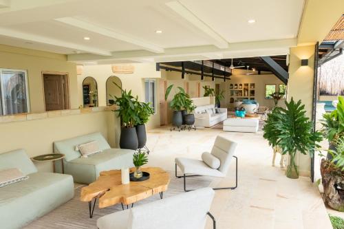 a living room with white furniture and plants at Selva Serena in Anapoima