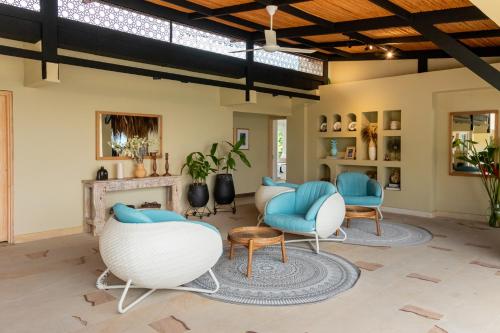 a living room with chairs and a fireplace at Selva Serena in Anapoima