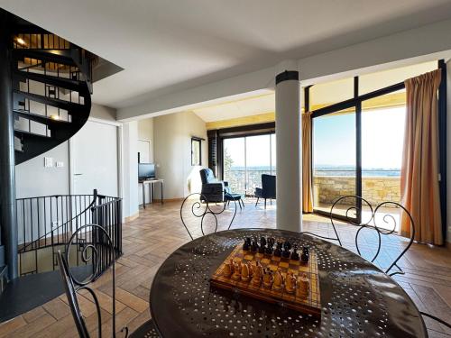- un salon avec une table et des bouteilles de vin dans l'établissement Les Haut de Beaumes - Vue panoramique - Climatisé, à Beaumes-de-Venise