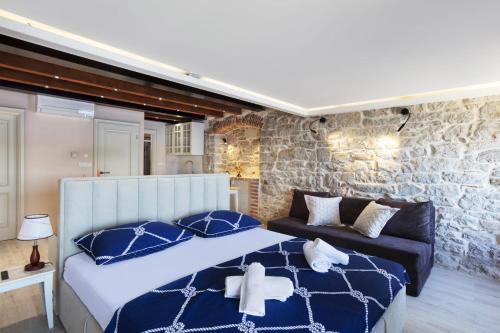 un dormitorio con una cama y un sofá en Apartman Sun 2, en Šibenik