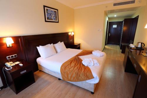 Giường trong phòng chung tại Eser Diamond Hotel Spa & Convention Center İstanbul