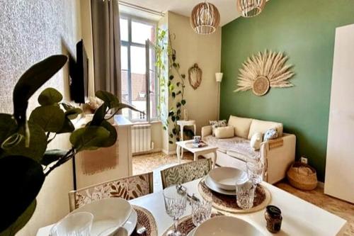 un salon avec une table et un canapé dans l'établissement Wilson 7, à Dijon