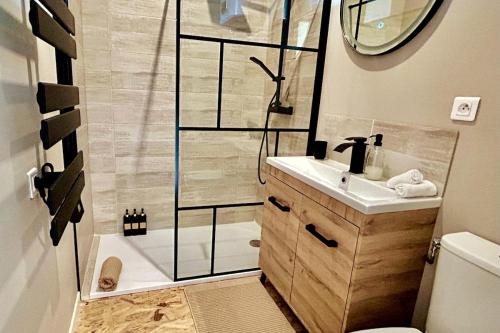 une salle de bain avec une douche, un lavabo et des toilettes dans l'établissement Wilson 7, à Dijon