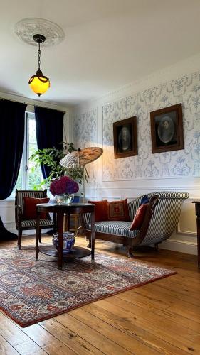 un salon avec un canapé et une table dans l'établissement Chambre d'hôtes Marina - Château Le Bas Bleu, à Quesnoy-le-Montant