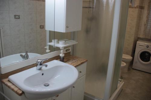 A bathroom at Dimora Re di Roma - Rome Apartment